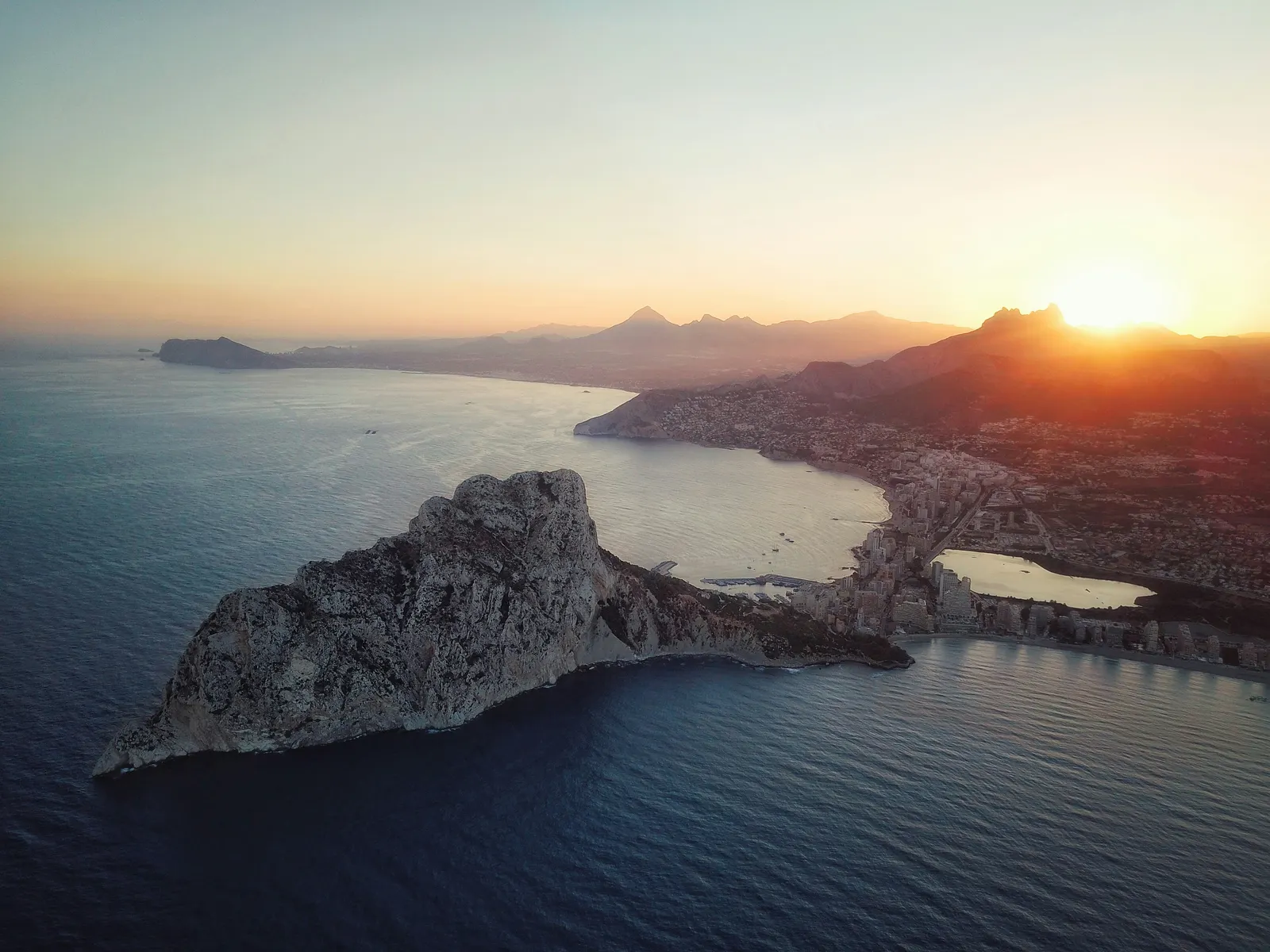 Zonsondergang boven de Peñón de Ifach en de kust van Calpe